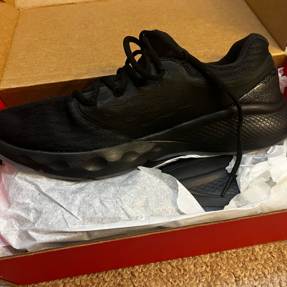Under armor men’s black shoes size 12 new